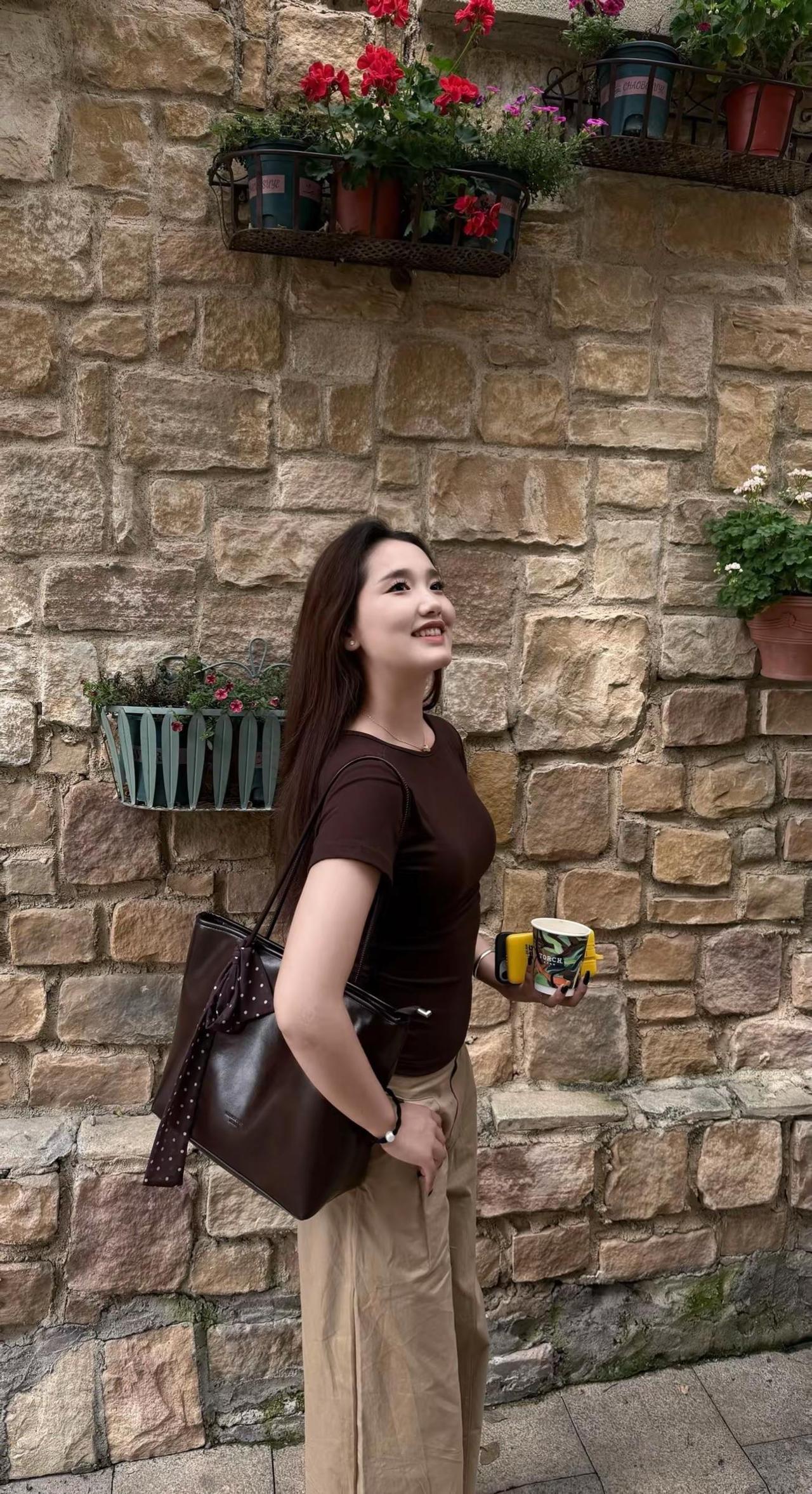 怎么形容她呢 可爱的 快乐的 独一无二的