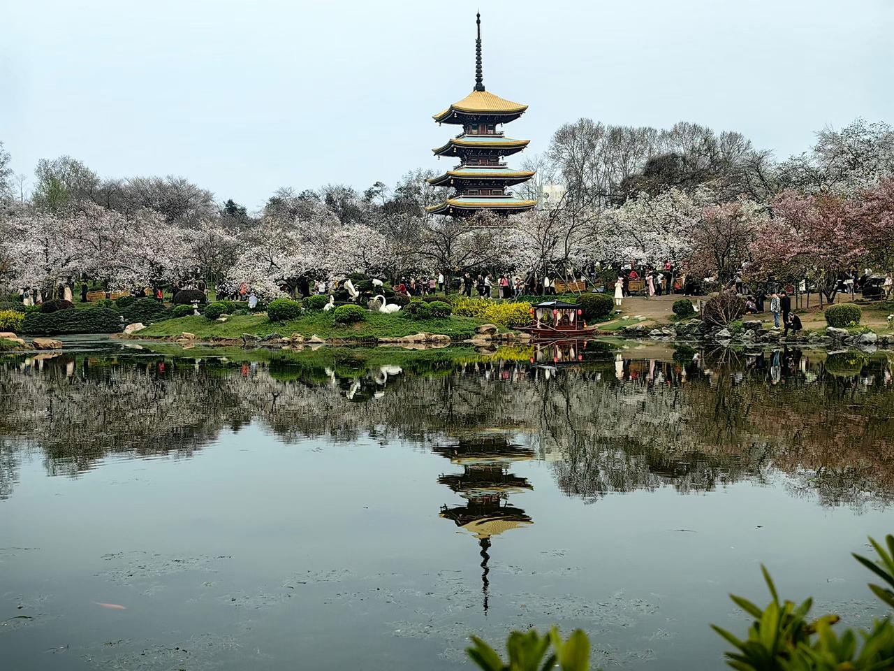 西湖春事：
柳绿，桃红，人闲。
春天的西湖，
不负春光，不负江南。

西湖是一幅