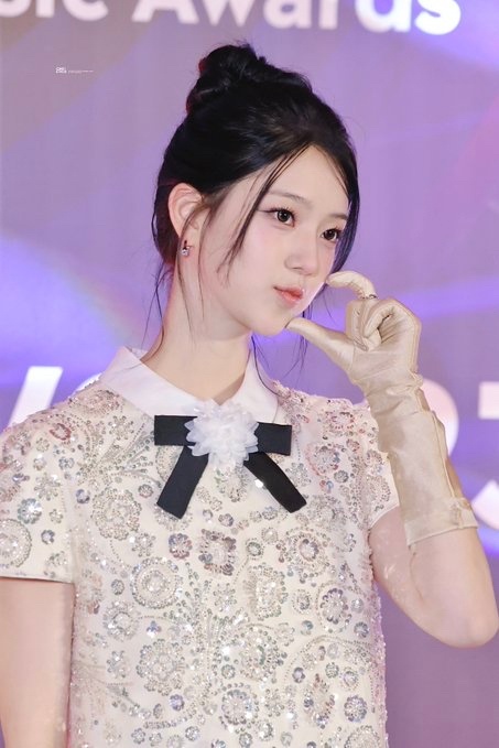 朴睿恩黑发丸子头同样漂酿～好可爱的小猫朴睿恩Yeeun