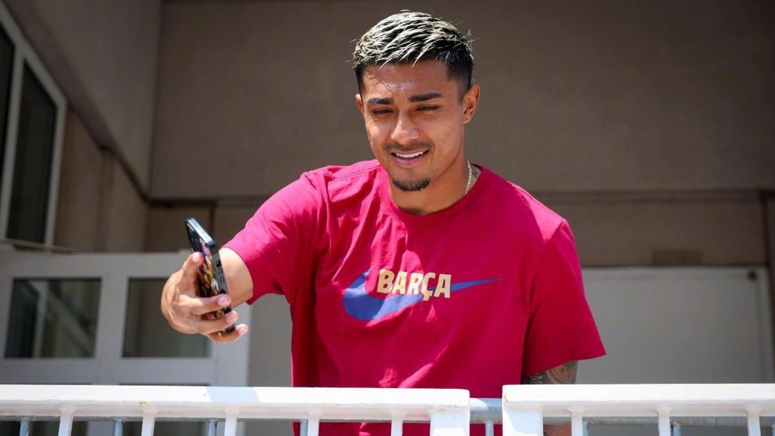 巴萨和伯恩茅斯就朱利安·阿劳霍的转会进行谈判伯恩茅斯愿意支付巴萨要求的1000万