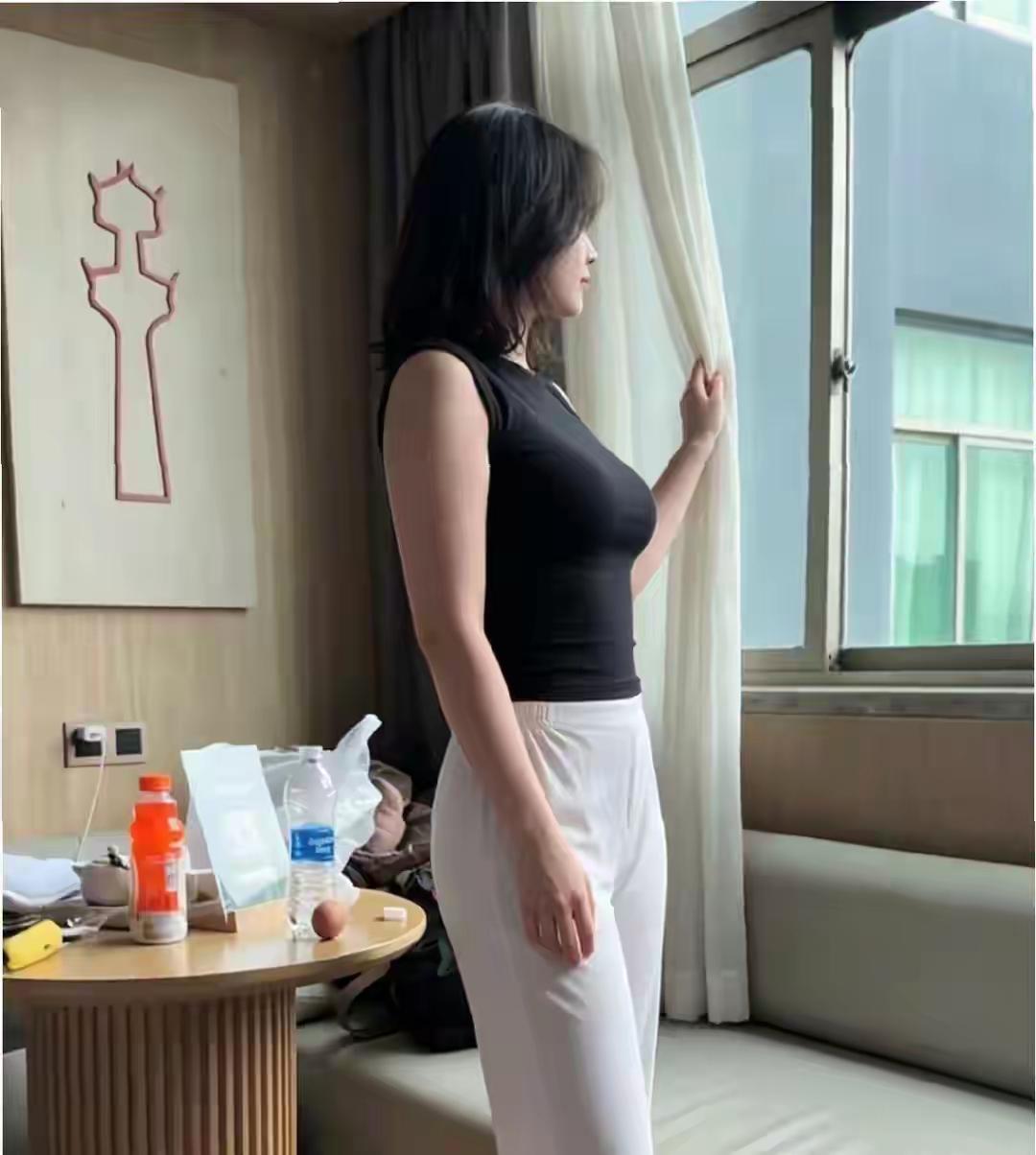 女人到底喜欢穿裙子还是紧身裤 女人到底喜欢穿裙子还是紧身裤裙子与紧身裤，皆独具特