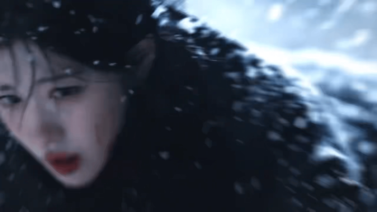 王楚然雪中这一幕以为是白夜行 漫天落雪配上她孤寂的眼神，阴郁宿命感直接撞进心里，
