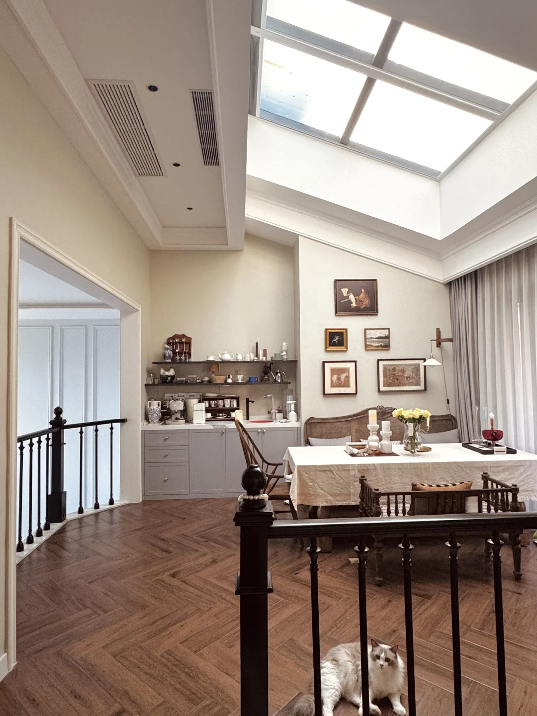 🛏️顶楼卧室｜美式胡桃木的春日搭配