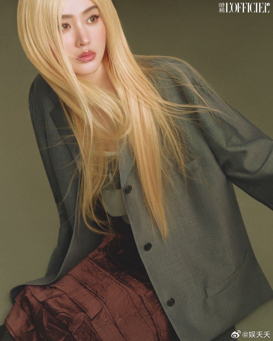 张天爱时装二月刊封面 张天爱金发造型又酷又亮眼，气场全开，又美又飒。镜头感超稳，