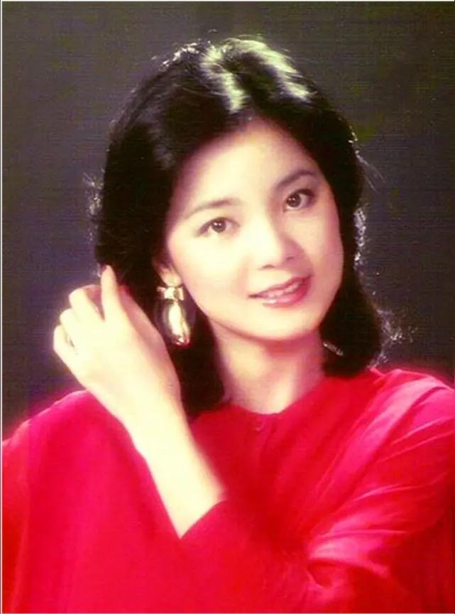 当《月亮代表我的心》的旋律响起，无论身处纽约唐人街还是东京街头，总有华人能跟着哼