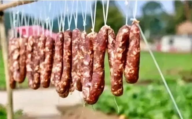 河北，一大爷将自家腊肠放在院中晾晒，岂料两次遭贼光顾偷个精光，第三次时，大爷忍无