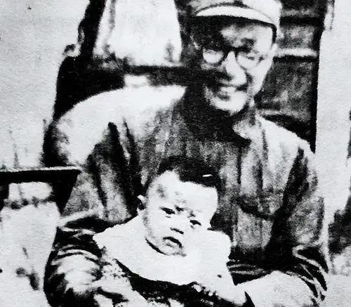 1945年深夜，一男子爬进了延安保育院的窑洞。突然，他拿出锋利的匕首，残忍地在刘
