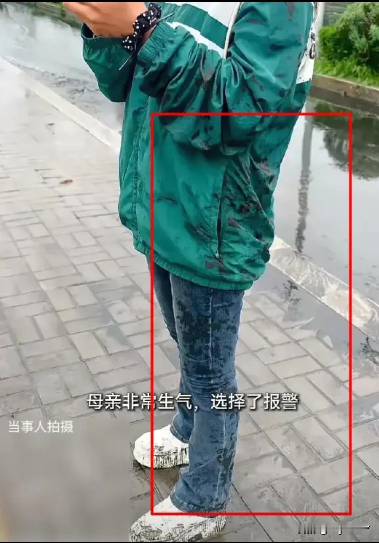 “这才是为人父母的正确方式！”宁夏银川，母亲骑着电动车带着女儿参加比赛时，途中被