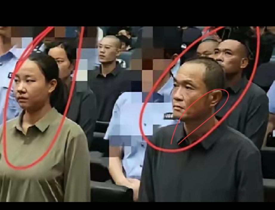 明家四口，毕会军、明菊兰站在第二排。从报道看，毕会军判了二十四年，没提明菊兰，但