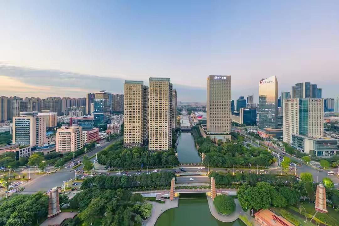 你见过最窄的城市有多窄？30米。连一辆公交车掉头都费劲。

盐津，云南东北部峡谷