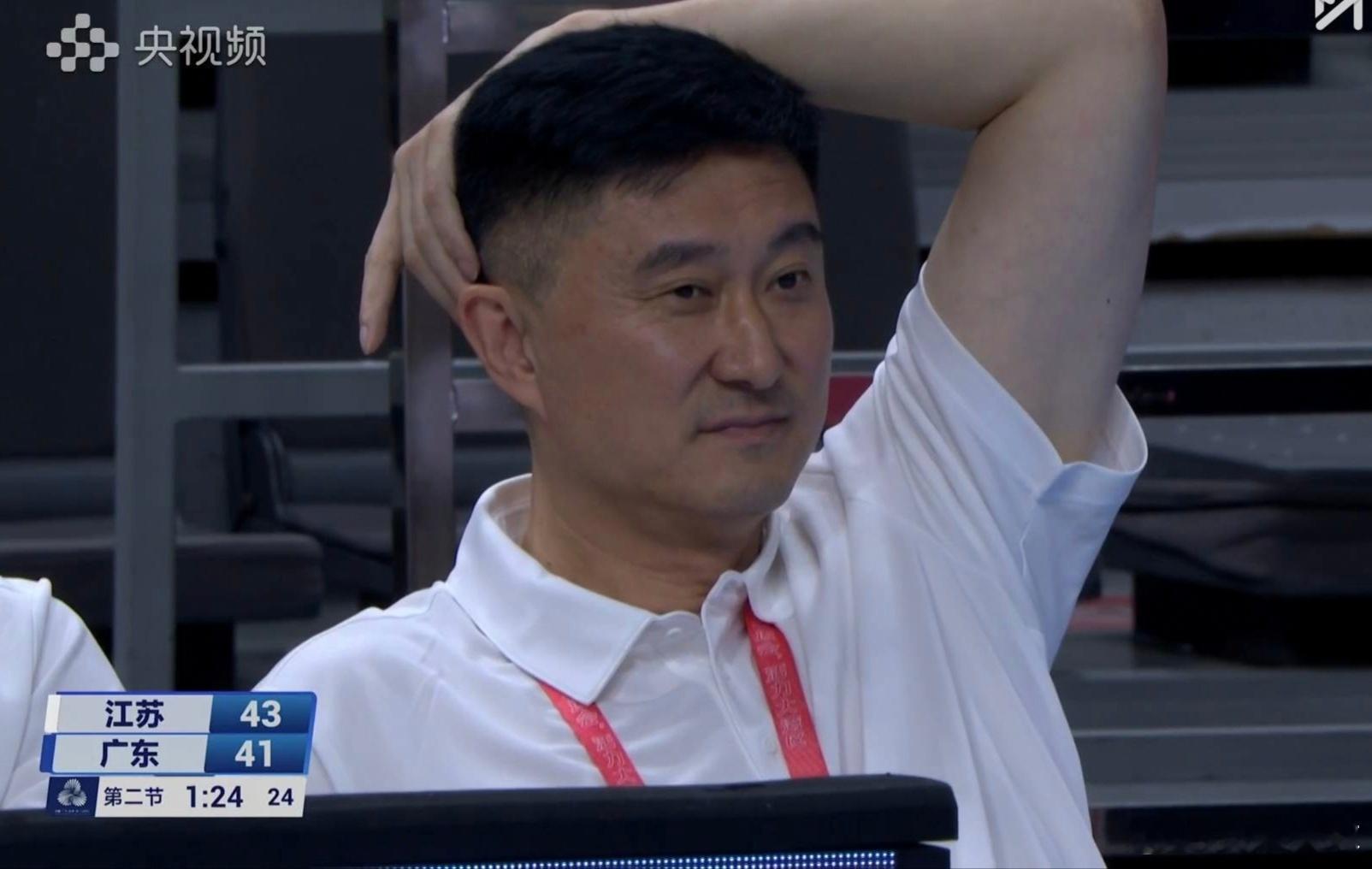 广东全运男篮半场落后7分，杜锋指导这表情[允悲]脸上苦笑无奈溢于言表看来之前我还
