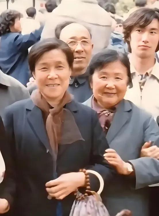 刘姥姥扮演者沙玉华生活照看着挺贵气的！已95岁高龄，精神矍铄，风采依旧不减当年。