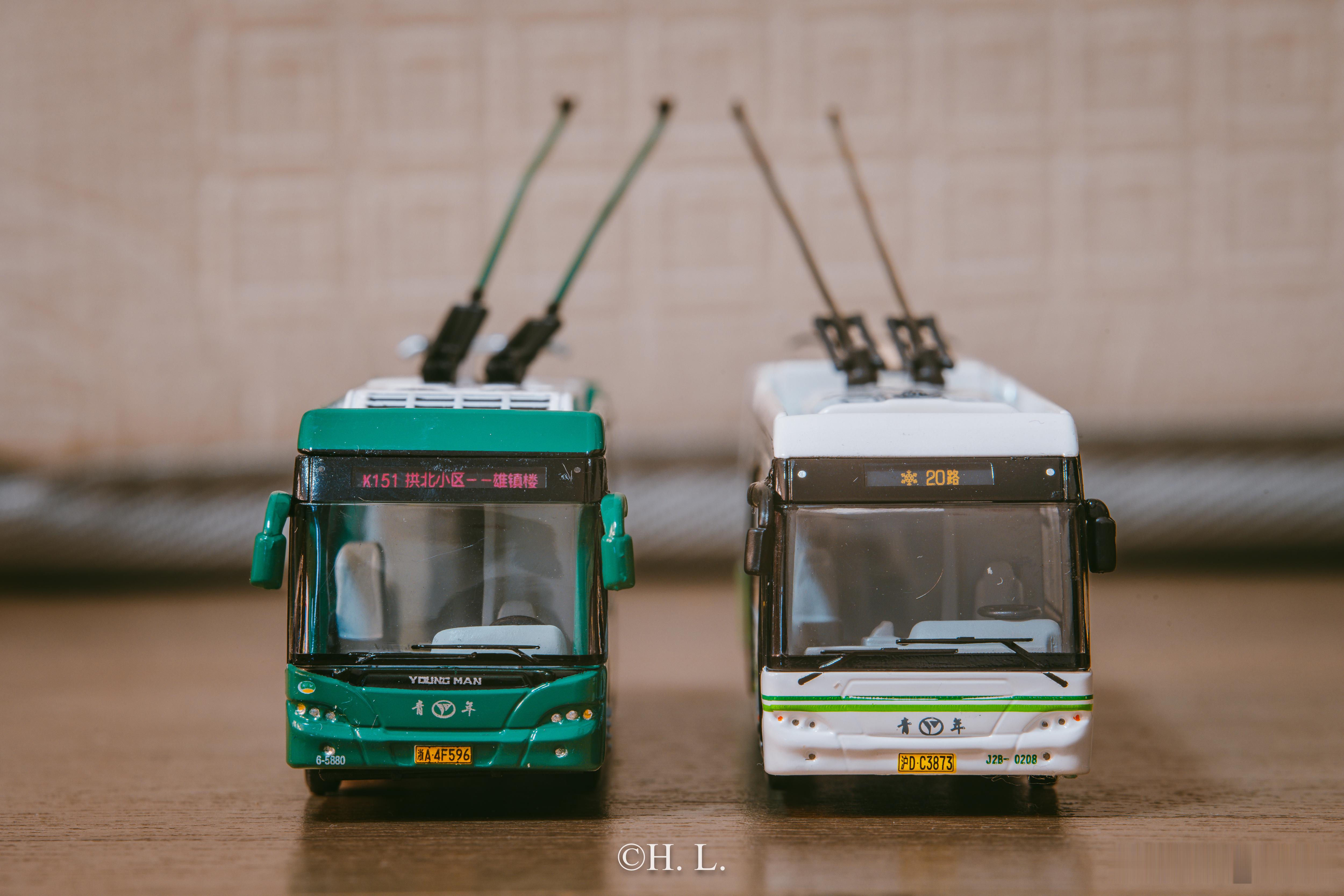 两款1:110比例青年电车模型。上海巴士涂装电车模型来自于 95文创杭州电车模型