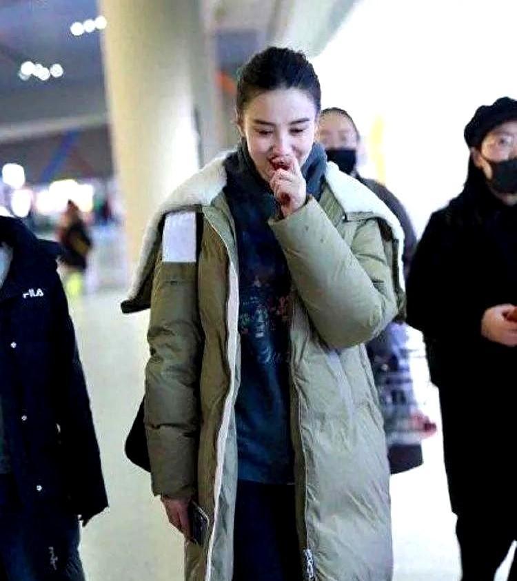 别再学那些冻得哆嗦的明星街拍了。
宋佳把机场当菜市场逛的穿法，才是今年冬天真狠人