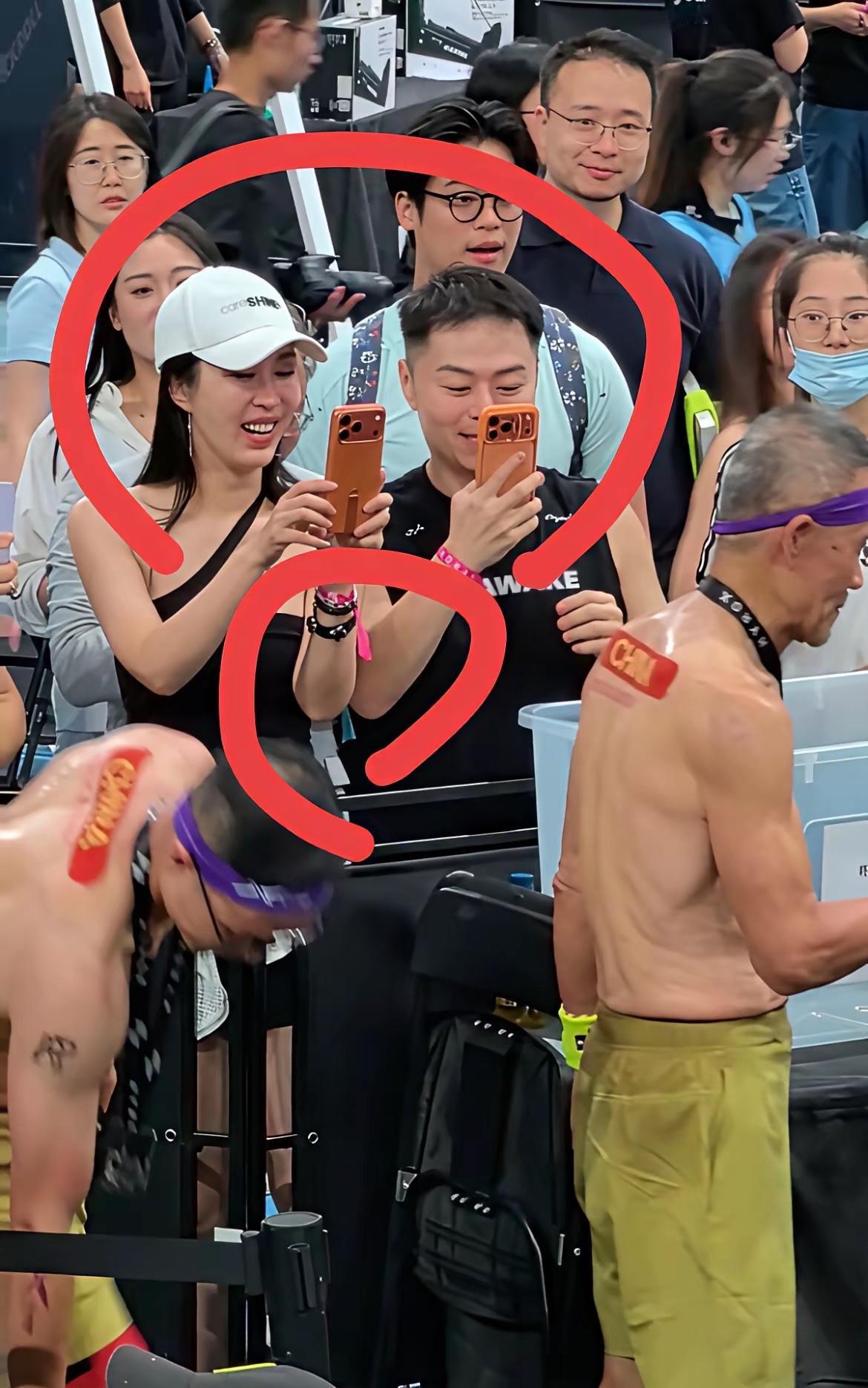 王石又“火”了
同样，一起火起来的还有她的“小娇妻”田朴珺
看着老王在赛场上拼搏