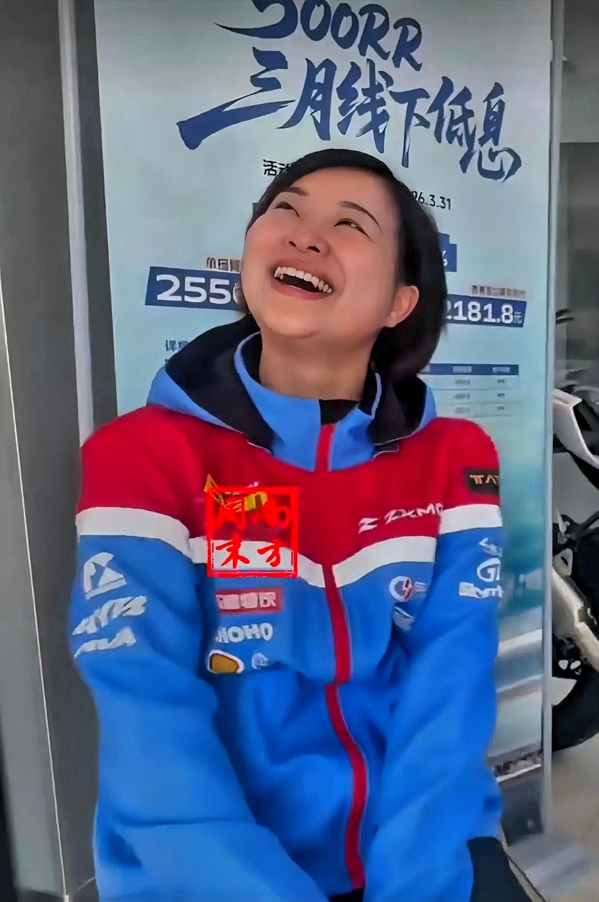 看张雪的妻子陈星伊接受采访时的笑容，心里满是感动又心疼。
 
世人总歌颂创业者的