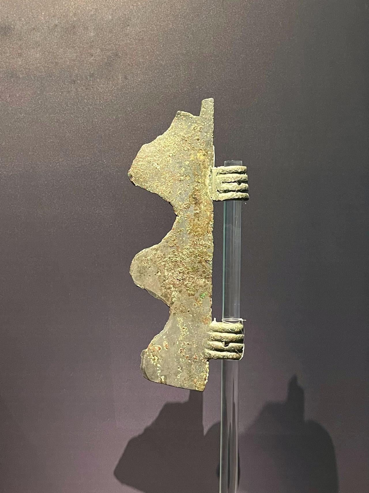 “我”字右半边是一个“戈”，这个字的原始意思，应该是某种兵器。
宝鸡青铜博物院的