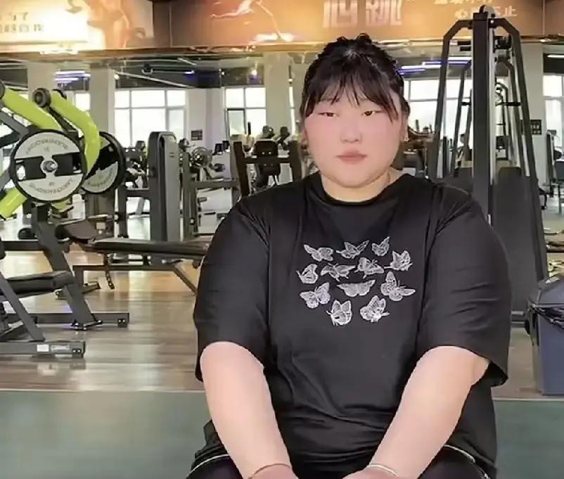 朱雪梅减重40斤，手握营养师证准备结婚，本是人生高光时刻。
可键盘侠们不看她的汗