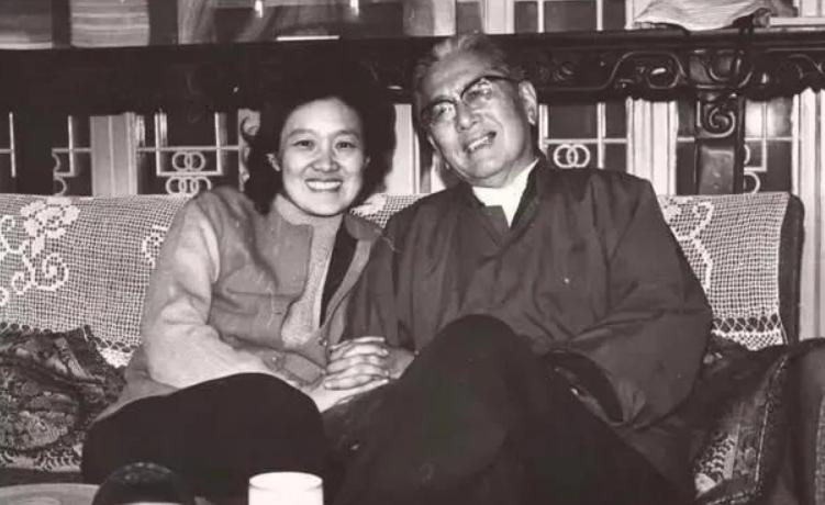 1973年，当乔冠华跟女儿坦诚说，自己要迎娶章含之的时候。女儿乔松都突然爆发了，