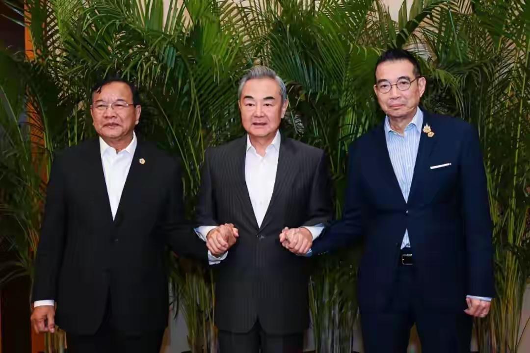 劝架嘛，得让两边打一会儿，互相打疼了才听劝的，让子弹飞一会儿，这是智慧。外交说理