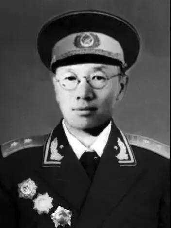 [太阳]1942年，万毅被捕，蒋介石密令处决他。万毅顿找了根绳子，翻墙出逃，谁知