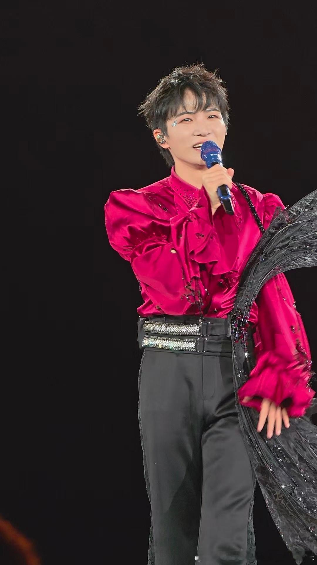 周深[超话]周深成都演唱会 太帅了  真好看👀 ​​​