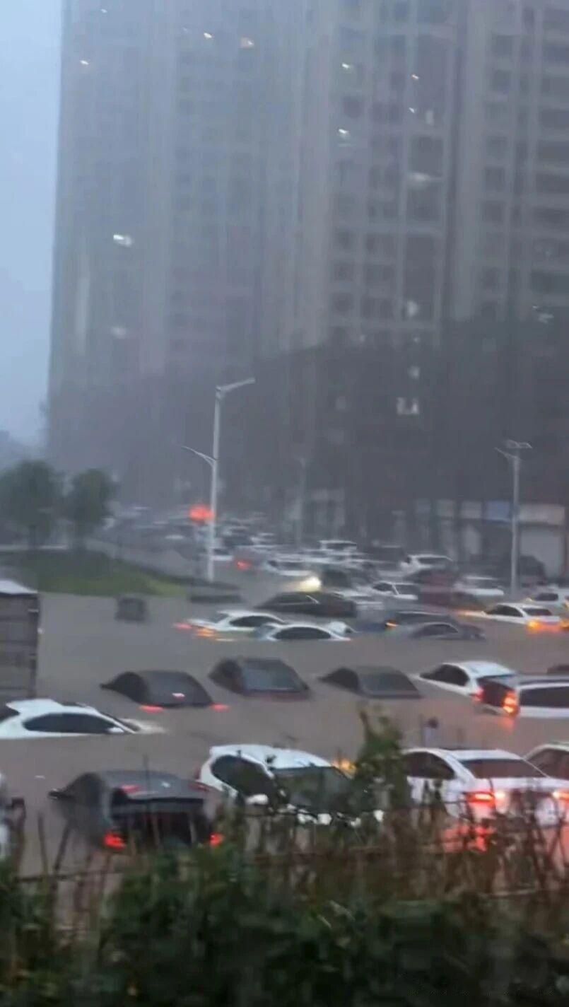 广西钦州一场大暴雨，估计又多了一批二手车