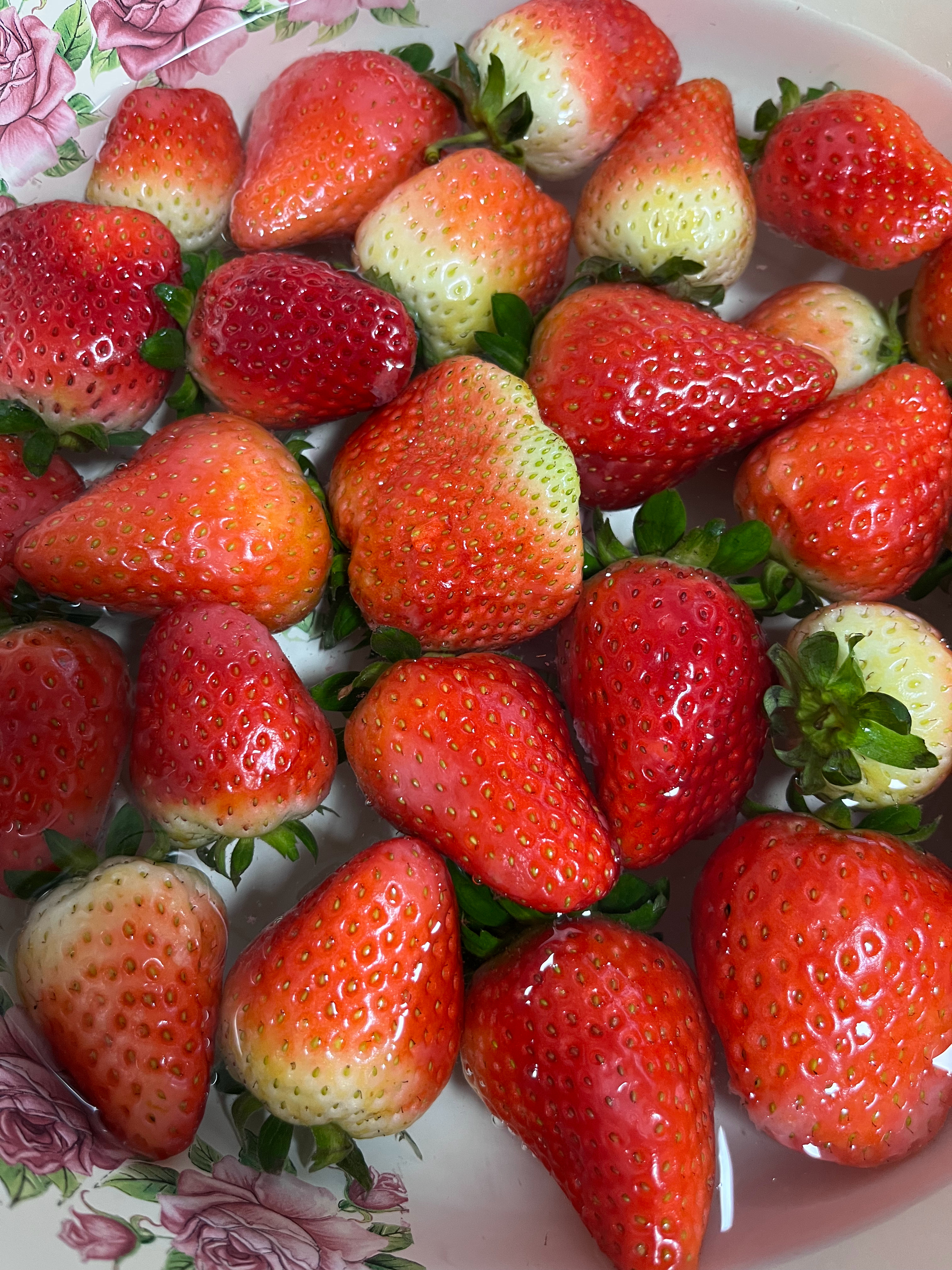 吃不到又大又甜的丹东大草莓🍓，就整的只显个头的草莓吃吧，这个季节的必备～ 