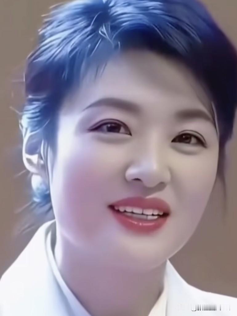 周涛，央视舞台的璀璨明珠，以温婉大气之姿，用灵动之声传递温暖，岁月沉淀，风采依旧