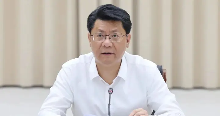 中央批准，王进健任云南省委委员、常委；云南省委决定，王进健任省委秘书长；曾任无锡市委常委、江阴市委书