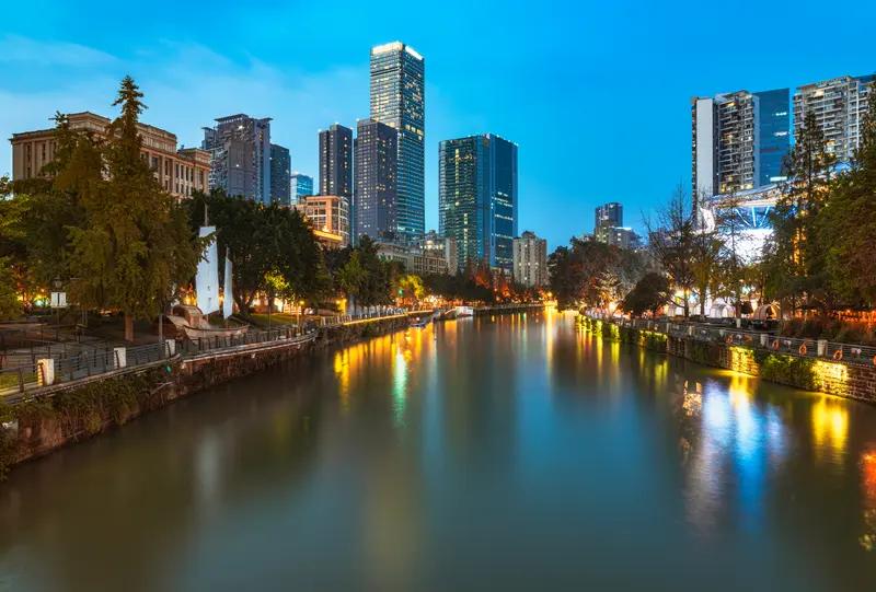 成都房子投资得谨慎分析。从整体看，成都房价总体稳定，涨幅小，房源多，投资风险相对