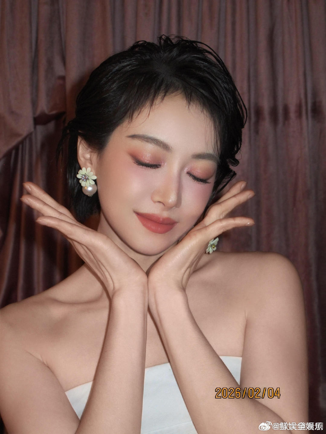 王亚飞给宋茜化的粉系微醺妆王亚飞给宋茜化的粉柔微醺妆 眼唇妆面都透着慵懒的甜美感