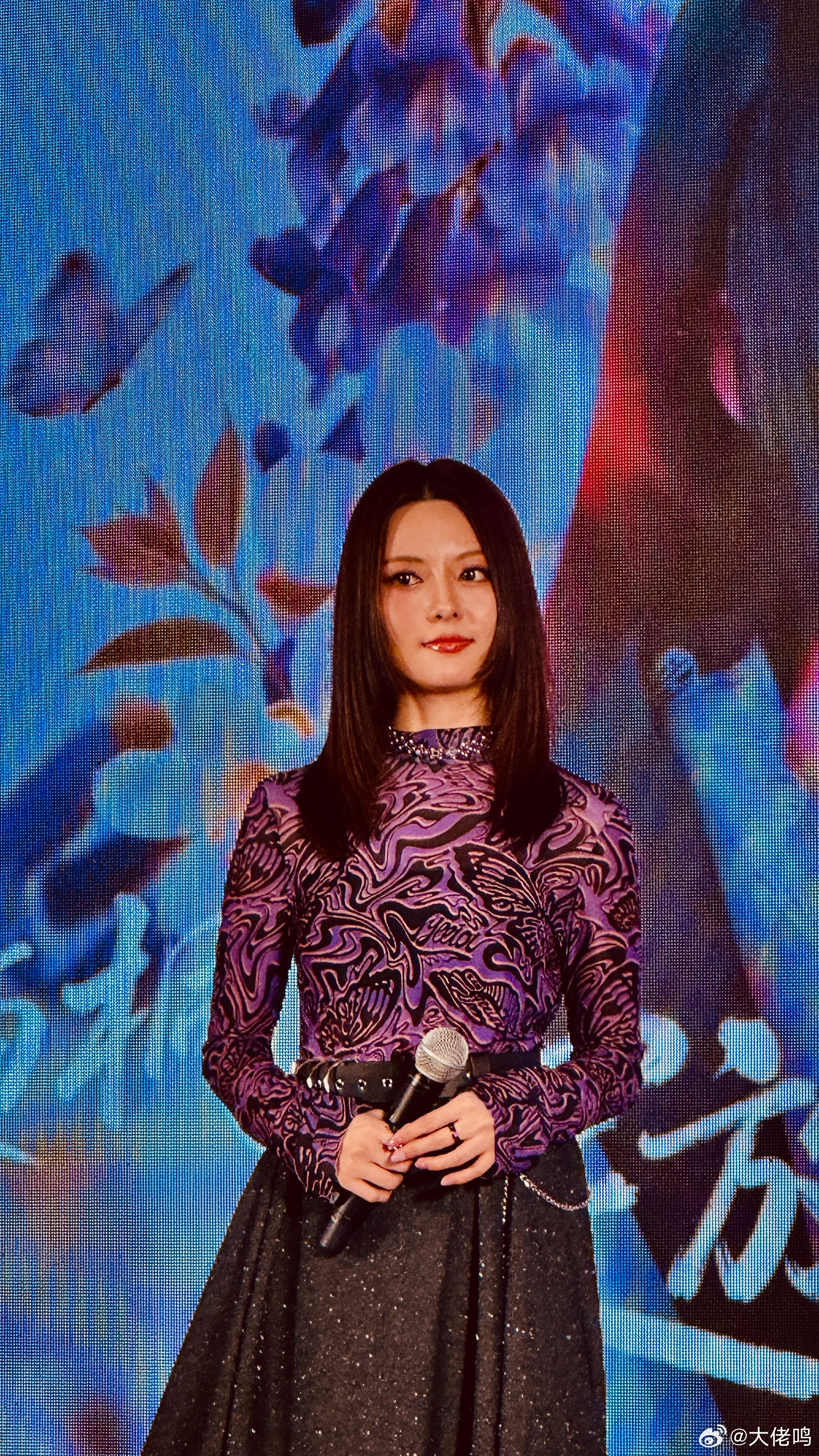 【桐花染紫序，载光踏歌来】——从<破晓>到<攀>：张与桐的紫色绽放，唱透了低谷成