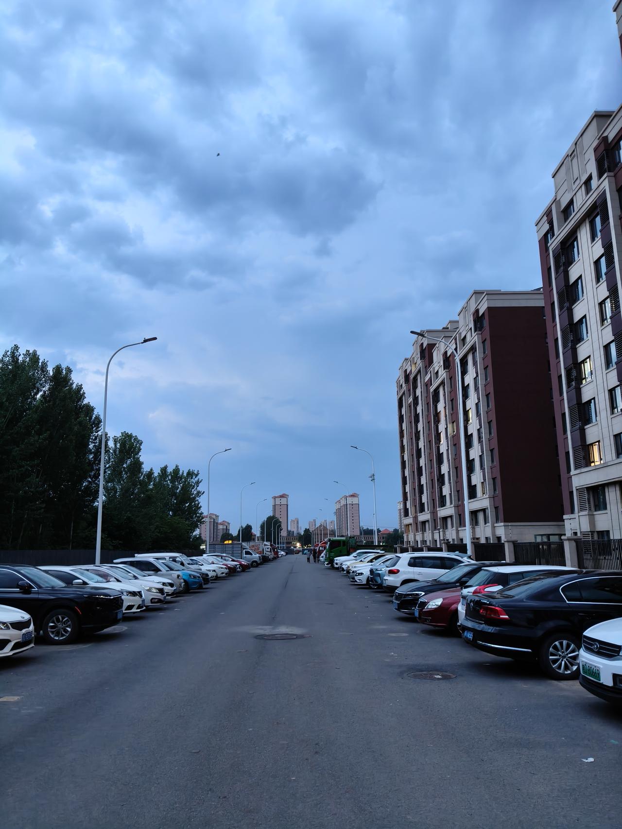 难道今天晚上天津又要下雨🌧️吗？最近也不知道是怎么了？雨水特别频繁，几乎一天一
