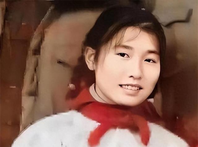 1973年，女知青黄丽萍带着农村丈夫回宁波探亲，没曾想，当丈夫看到墙上挂着的照片