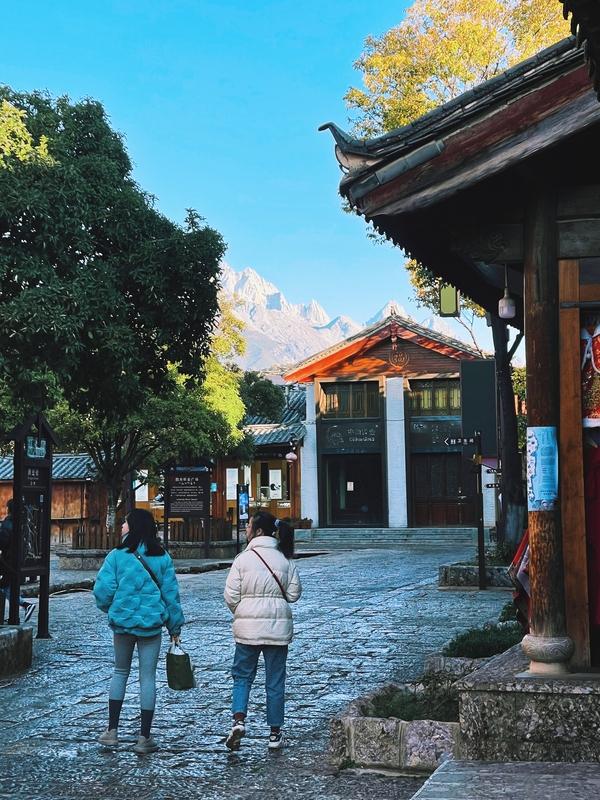 眼亮心明
 
尘嚣看透自澄明，慧目常开万里清。
胸纳山河无俗扰，心藏日月不蒙情。