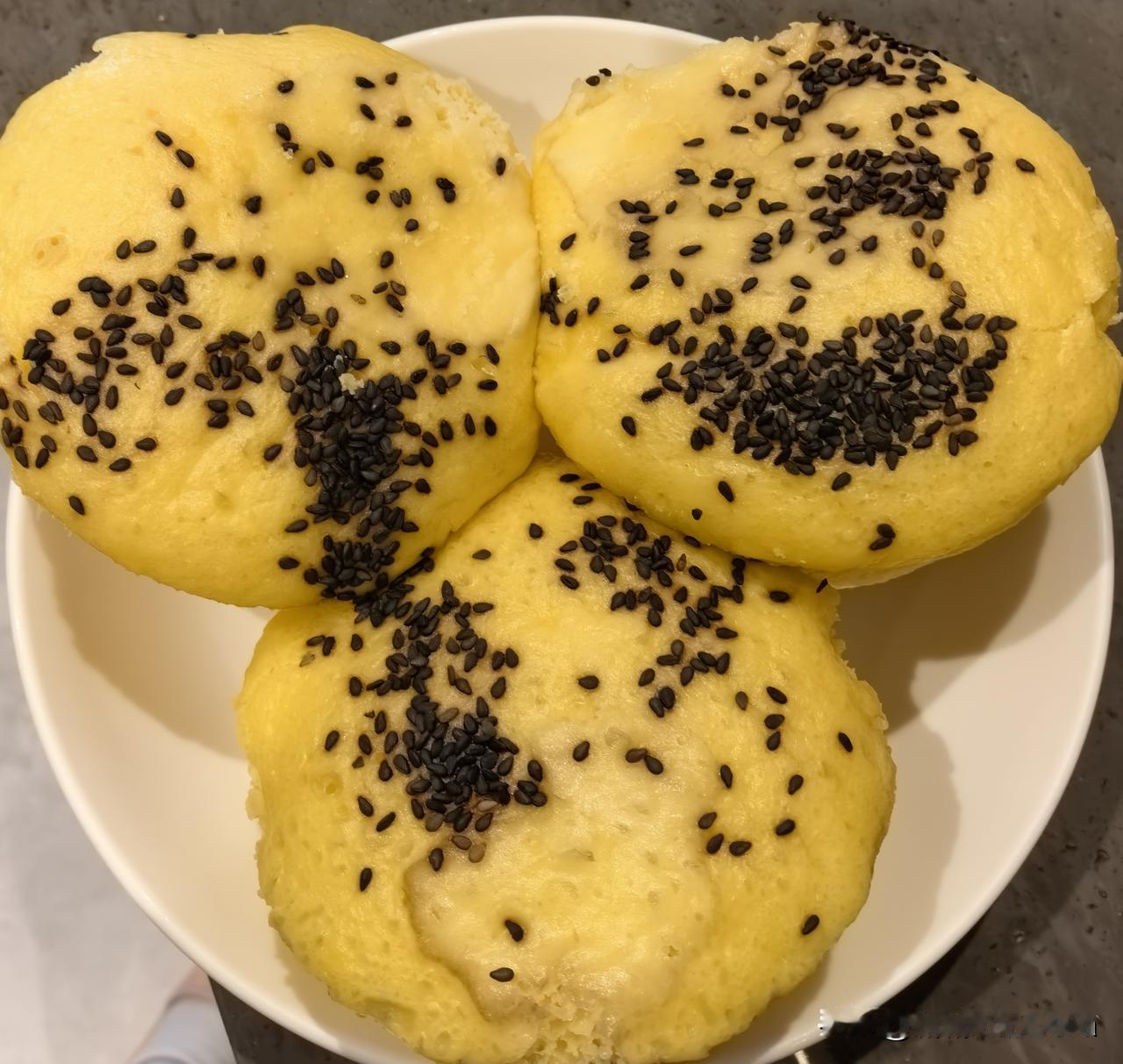 第一次尝试做糯米粉发糕。
今天上午做午饭间歇时间学做了糯米粉发糕。我参考了小红书