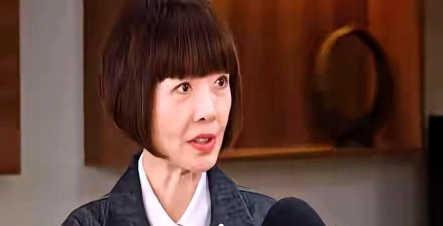 再按老顺序抹护发素，头发永远吃不到营养！
 
把护发顺序倒过来：干发先涂油，等3