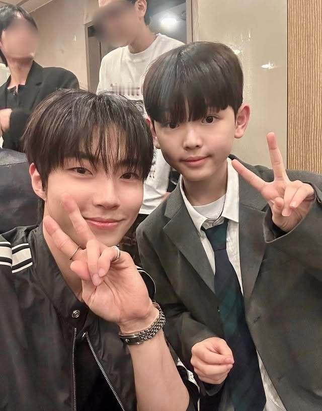 小俊瑞(朴侯 饰)ins发布与许仁江(黄寅烨 饰)的合影