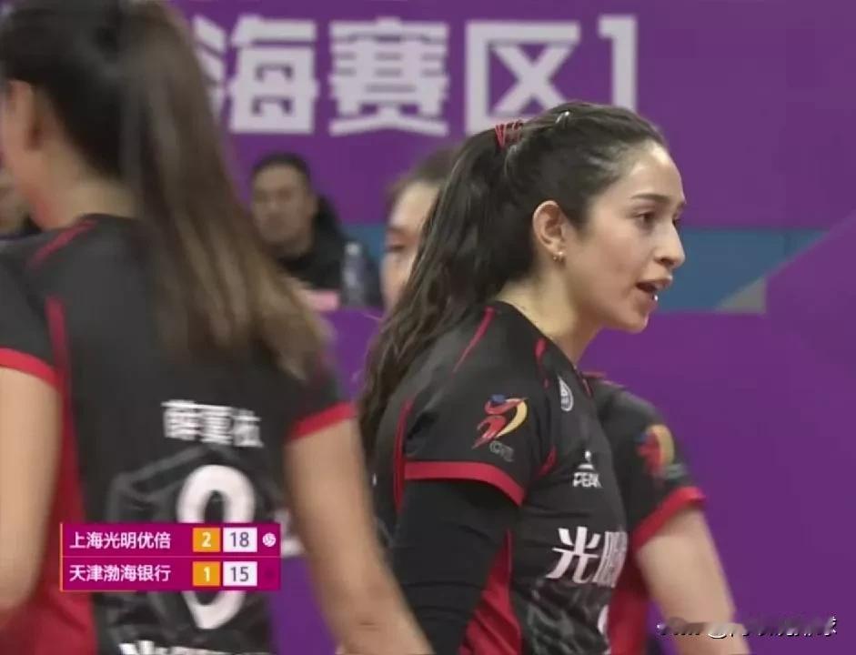 排超联赛总决赛第一场，上海光明优倍主场战胜天津渤海银行女排，在五场三胜制的总决赛
