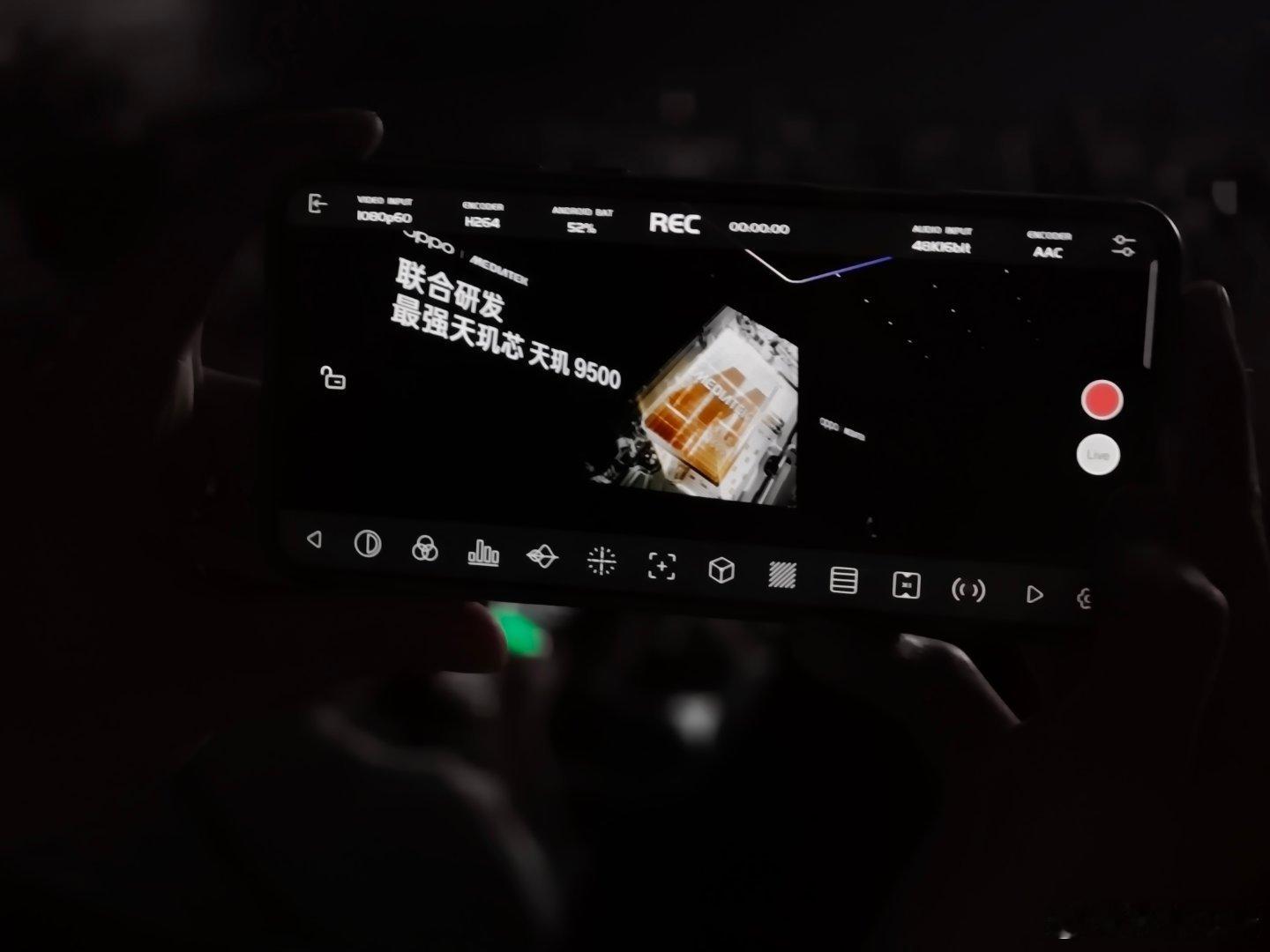 笑死了，傅导 在现场连了一个默认密码的图传，最高清的导播台视角 ​​​