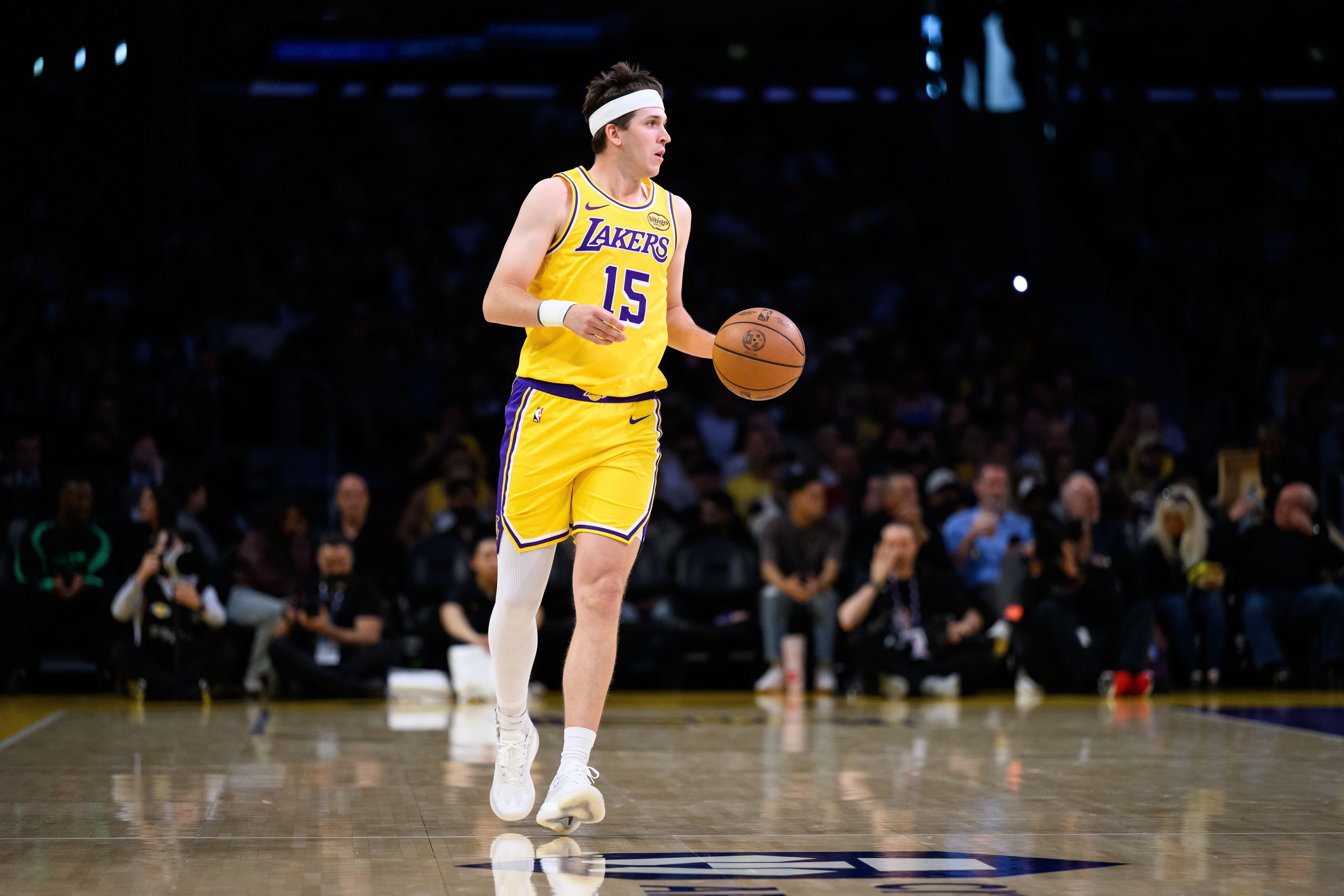 【💥强势反弹！里夫斯上半场火力全开🏀】在湖人对阵雷霆的第二轮G2比赛中，上半