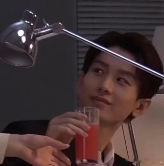 看出来是在努力凹港风了 