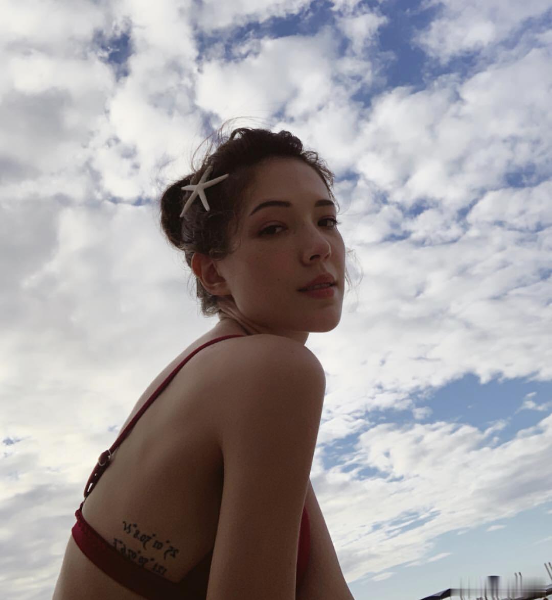 许玮甯海边比基尼许玮甯海边照，这状态也太好了吧～完全看不出是当妈的人，身材保持得