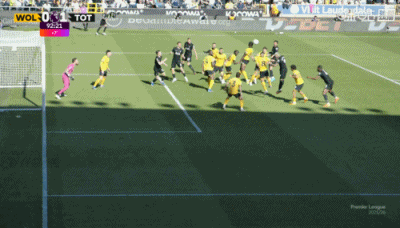 热刺真是太艰难了！
82分钟，在混战之中帕利尼亚终于是把球给打进了，有人说这球是