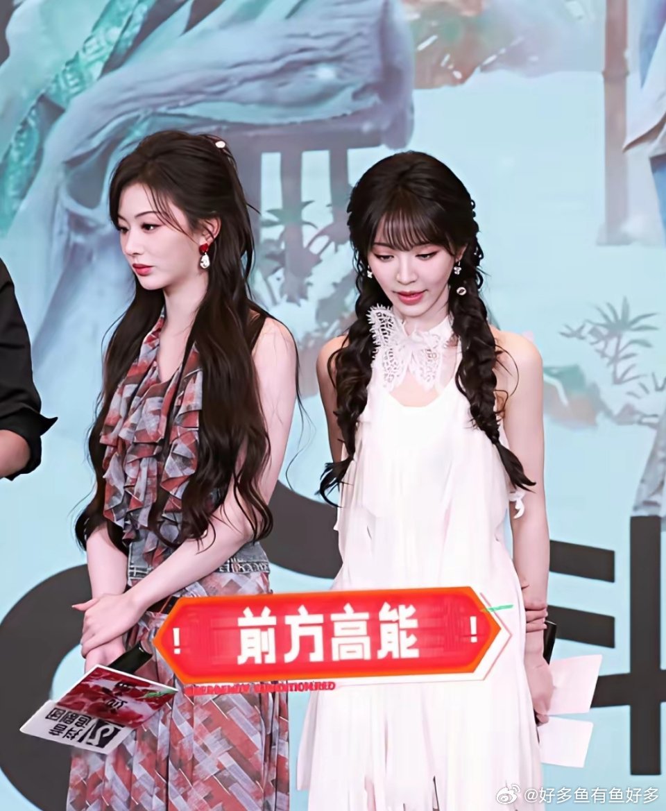 我的妈耶，乍一眼看还以为是同一个人？一样的大眼睛，高鼻梁，圆脸蛋。但仔细看还是分