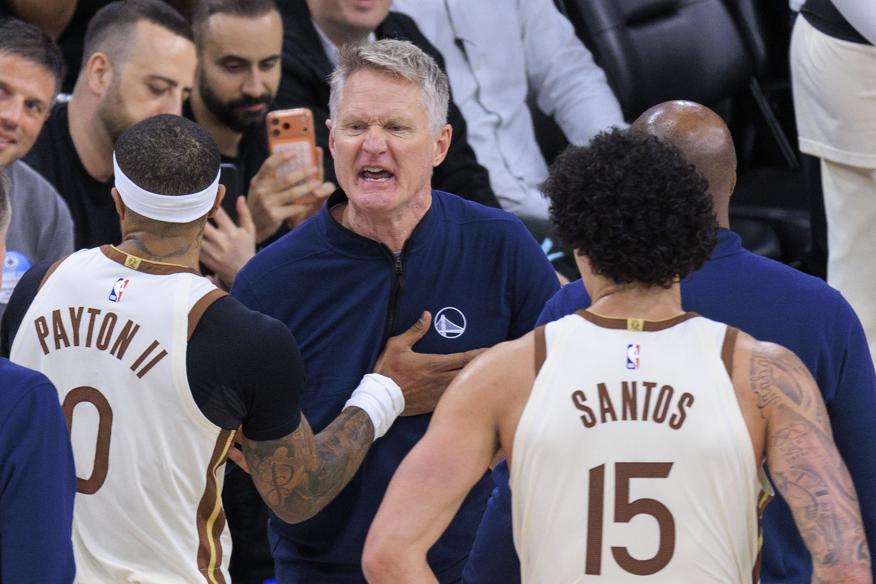 ➡科尔今天喷裁判真不如把裁判揍一顿库里：若科尔没有对裁判发火 那我会亲自上 今晚