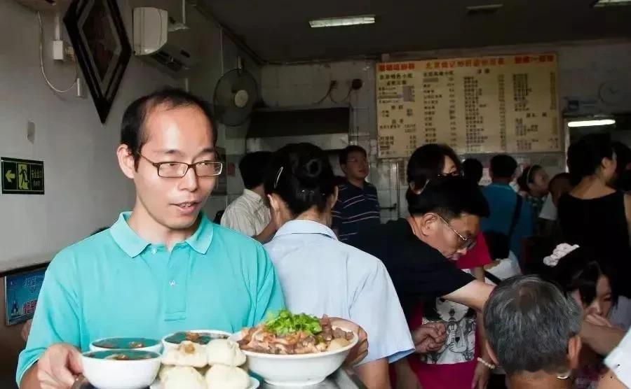 十六岁那年揣着户口本偷偷改大两岁，跟着同乡挤绿皮火车南下时，帆布包里只塞了两件旧