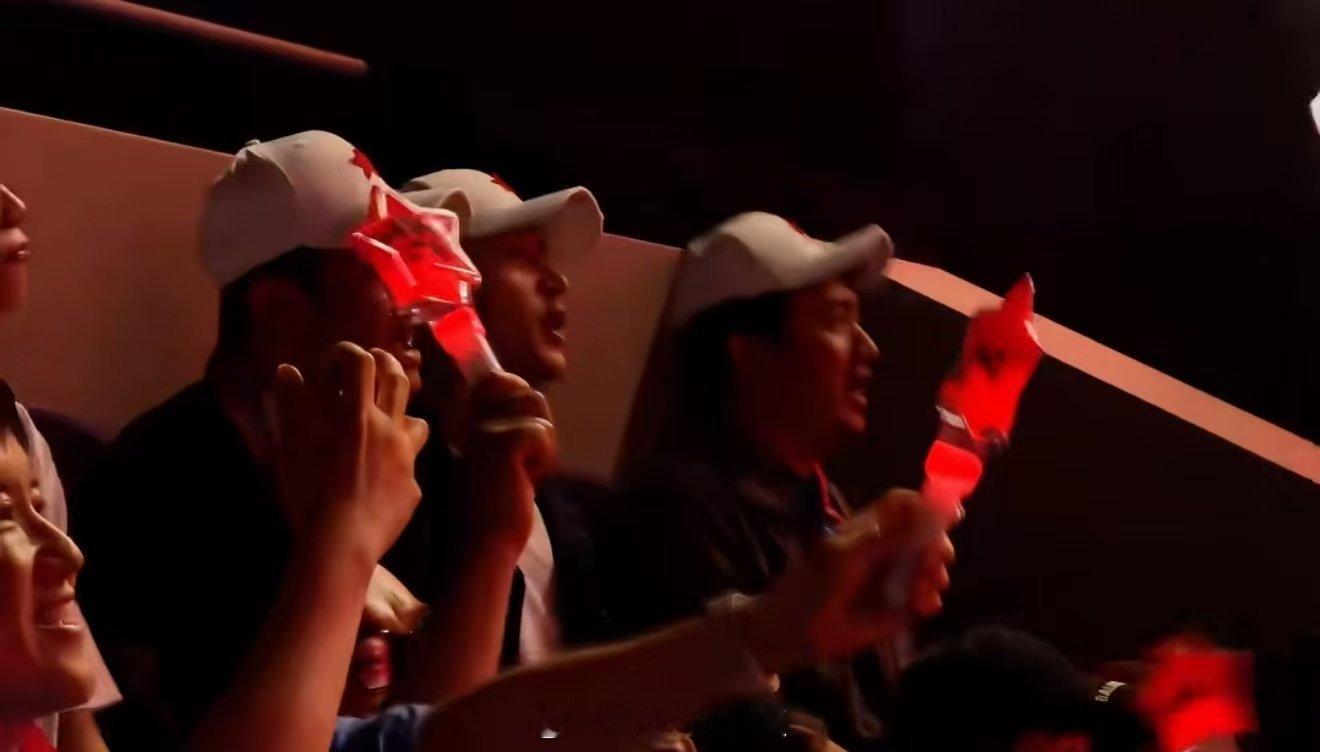 胡歌黄磊杨烁看崔健演唱会胡歌、黄磊、杨烁《人间有味》剧组在崔健演唱会团建！人间有