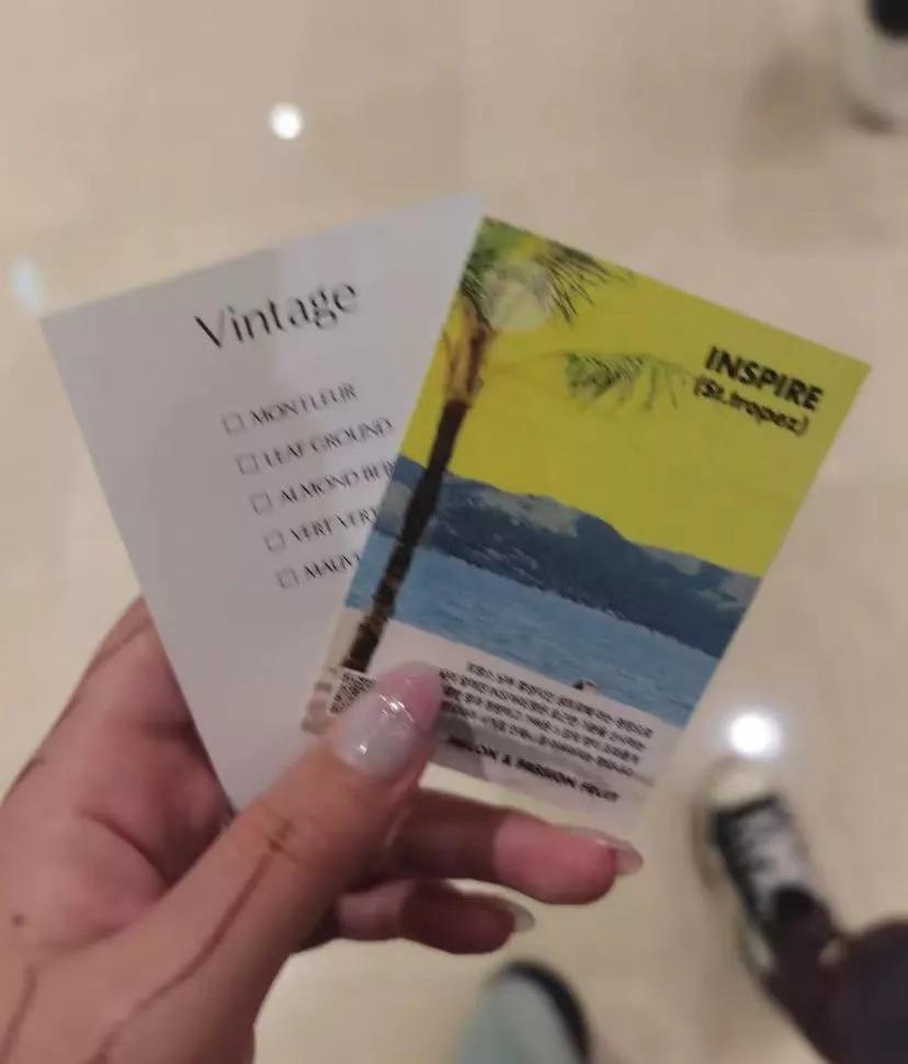 在韩国不要轻易说中文，因为。。
昨天和朋友逛乐天百货
路过一个香水柜台柜哥想给我